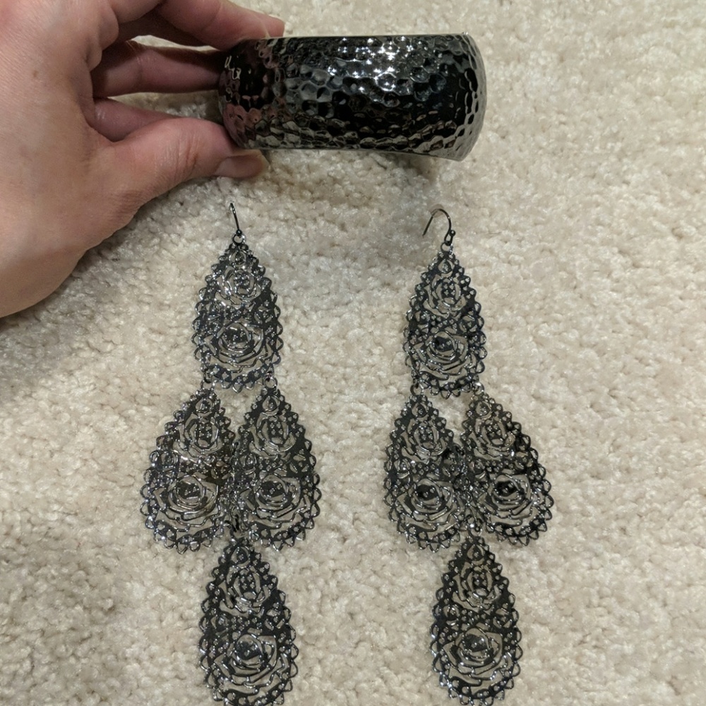 🎉 FINAL PRICE 🎉Gun metal-like bracelet and earring set.
